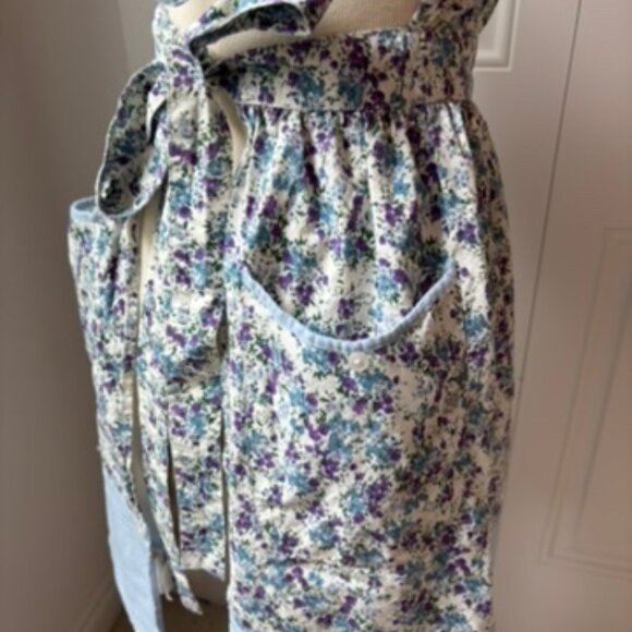 Sur La Table floral Eiffel Tower apron - Picture 7 of 11